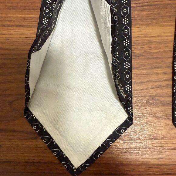 Vincenzo Albano Vintage Italian Silk Tie in Geometric Black & White Print. - Picture 5 of 7